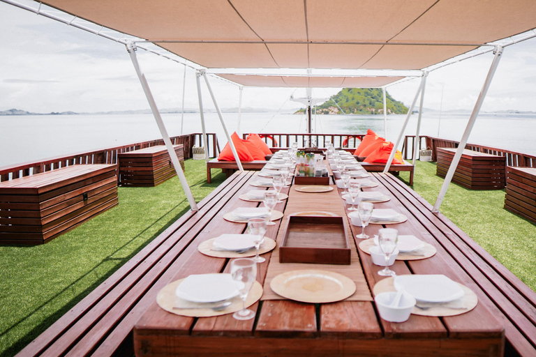 Labuan Bajo: 3-Day Komodo Sailing Luxury Boat with All Fees Deluxe Boat - Private Standar Room (2pax/room)