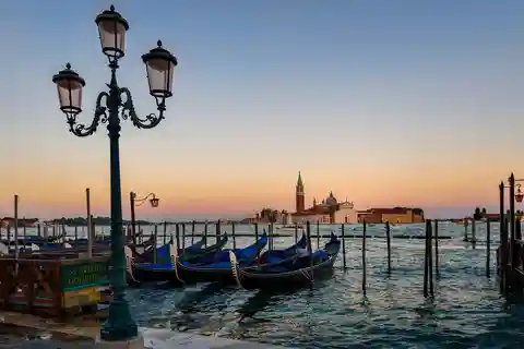 Venetië: Gondeltocht in het bekken van San Marco