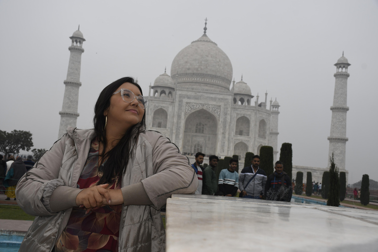 Depuis Delhi : lever de soleil sur le Taj Mahal, visite du fort d'Agra et du Baby TajDepuis Delhi : Circuit avec voiture + chauffeur + guide