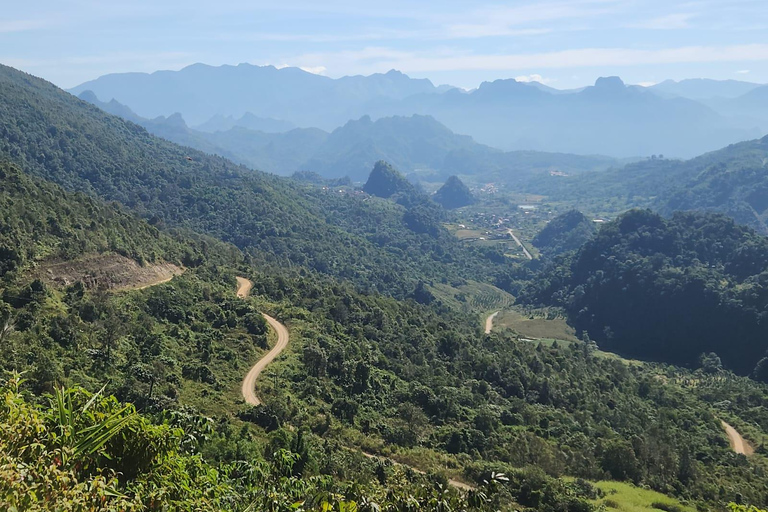 Z Phonsavan: Plain of Jars i Long Cheng Tour