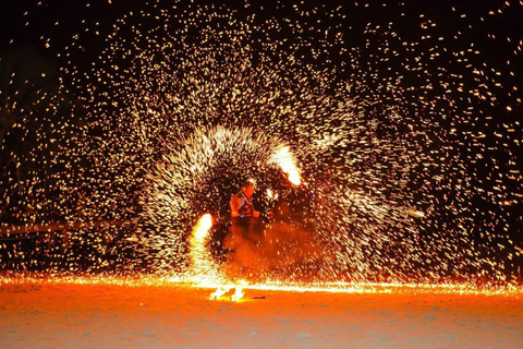 Vuurdansshow in het Red Coconut Beach Hotel