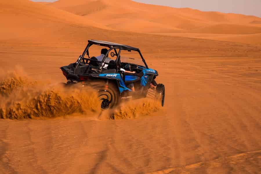 Dubai: Rote Dünen Safari mit Dünen-Buggy, Sandboard und Barbecue. Foto: GetYourGuide