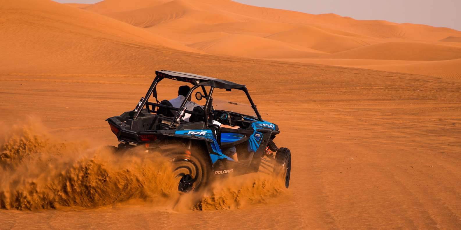 ドバイ：赤い砂丘サファリ、デューンバギー、サンドボード、BBQをお