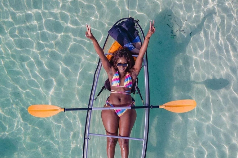 La playa de Kendwa; Un kayak transparenteDespejar el kayak con Fotografía con dron