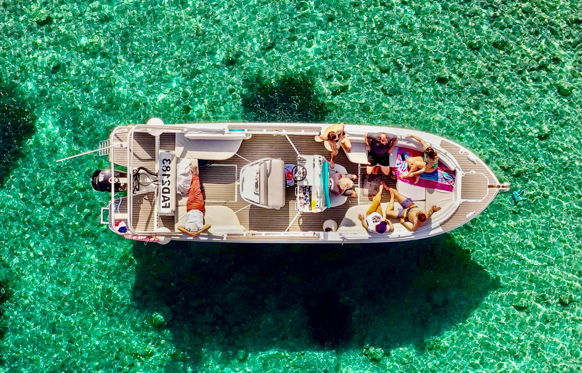 Von Marseille: Legendäre Bootstour durch die Calanques mit Schwimmen