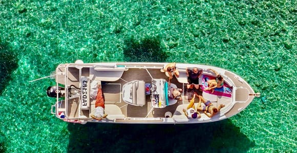 Von Marseille: Legendäre Bootstour durch die Calanques mit Schwimmen