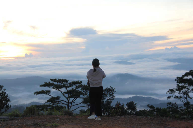 Dalat: Hiking the Mountain to observe the cloud and sunrise Da Lat: Hiking the Mountain to observe the cloud and sunrise