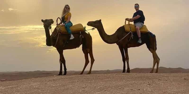 Depuis Marrakech : désert d'Agafay, balade à dos de chameau, dîner, spectacle du feu - dromadaire