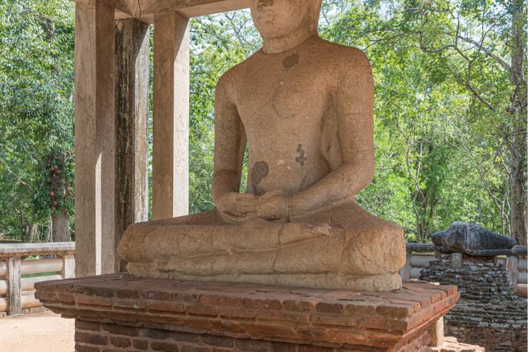 From Downsouth: 3-Day Anuradhapura, Sigiriya & Kandy Tour 3-Day Tour: Anuradhapura, Sigiriya & Kandy on a SUV