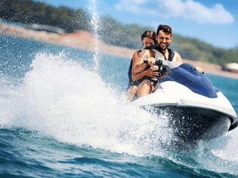 Bali: parasailing, moto acuática y tour a Uluwatu con danza kecak