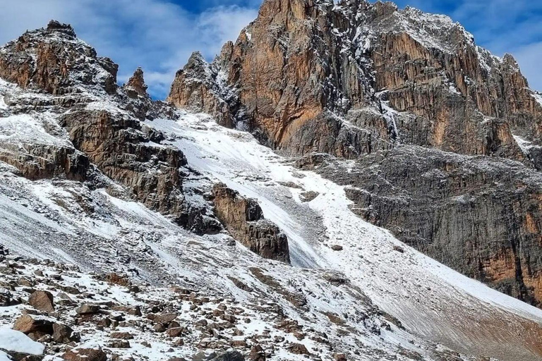 Nairobi: Mount Kenya 2-Day Guided Hiking Tour with Meals