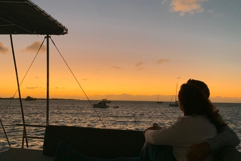 Nassau: Gourmet-Dinner und Sonnenuntergangsfahrt auf einem Luxus-Katamaran