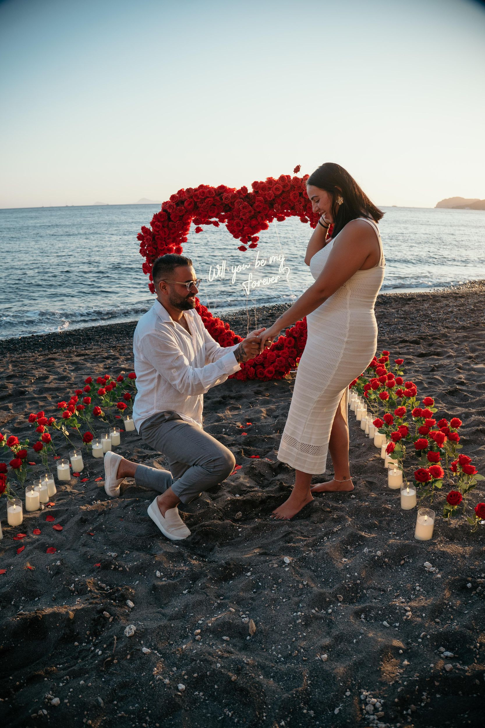 Santorini: Heiratsantrag am Strand von Vlychada mit Herzbogen