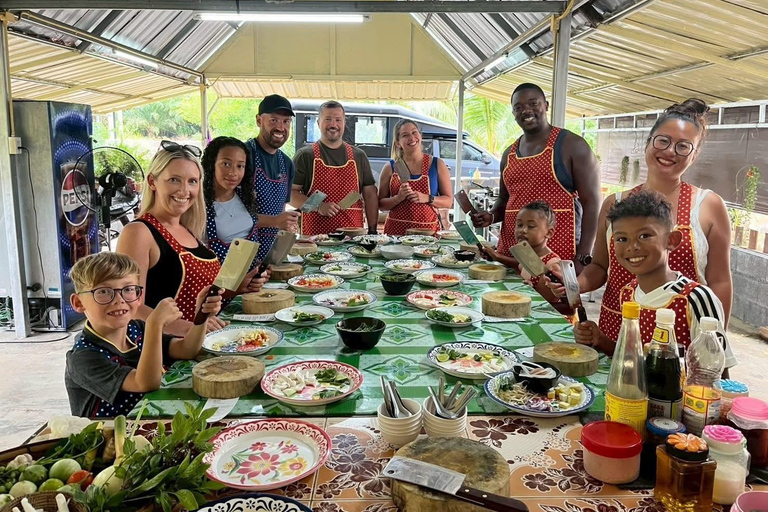 Aonang: Thaise kookles met markt- en moestuintourAonang: Thaise kookles met markt- en keukentuintour