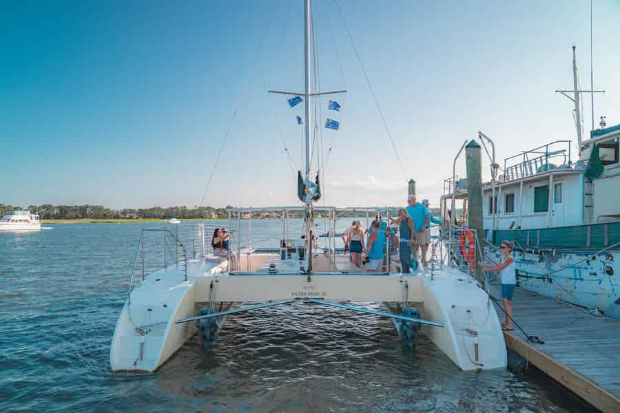 Hilton Head Island: Segelnde Katamaran-Kreuzfahrt bei Tag. Foto: GetYourGuide