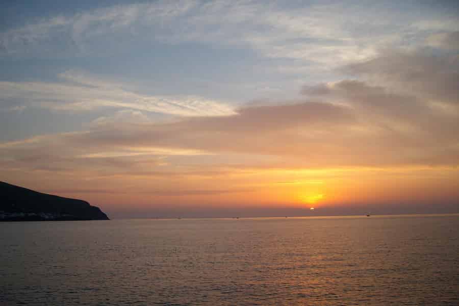 Besonderer Sonnenuntergang auf Stromboli von Milazzo aus. Foto: GetYourGuide