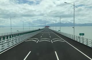 Ab Hongkong: nächtliche Tour in Macau über die HKZM-Brücke mit Dinner, Transfer