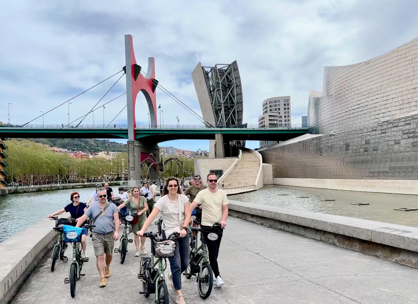 Bilbao: Guidet højdepunkter tur med en lille gruppe på elcykel