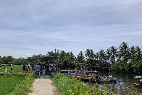 Barca di cocco a remi nel villaggio di Thanh Dong