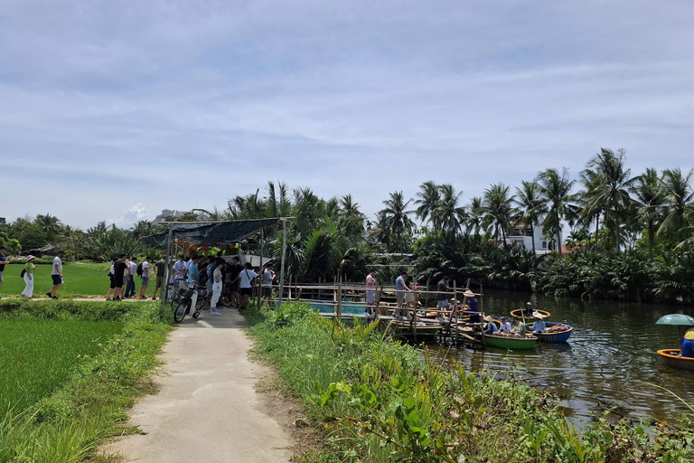 Barca di cocco a remi nel villaggio di Thanh Dong
