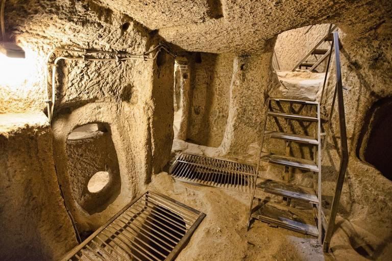 Da Göreme: Tour Cappadocia Red and Green HighlightsIl tour di gruppo include guida, auto e biglietti d&#039;ingresso.