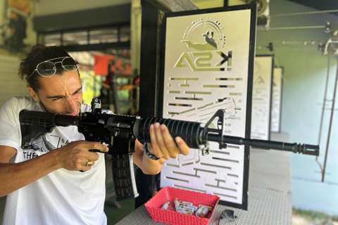 O caiaque na raiz de Klong inclui quadriciclo e tiro esportivo