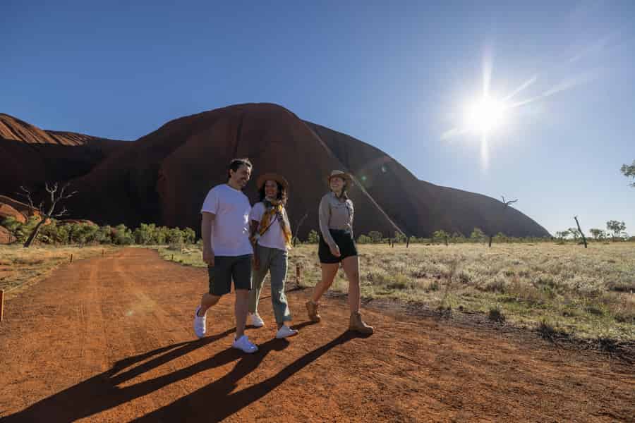 Uluru: Geführte Wanderung zur Basis des Uluru in einer kleinen Gruppe. Foto: GetYourGuide
