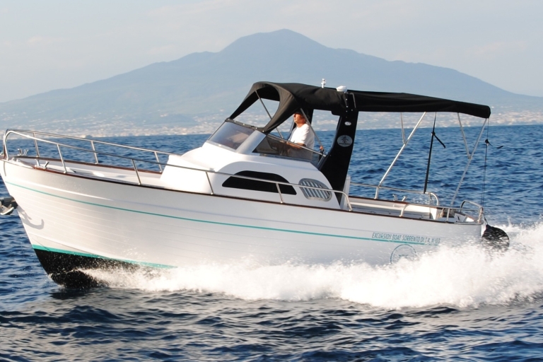 De Sorrento a la isla de Capri en elegante barco privadoExperiencia privada en Capri desde Sorrento