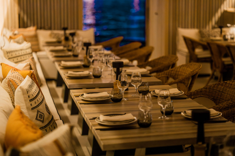 迪拜：日落与晚餐游轮之旅，乘“娜拉女士”号启航上层甲板