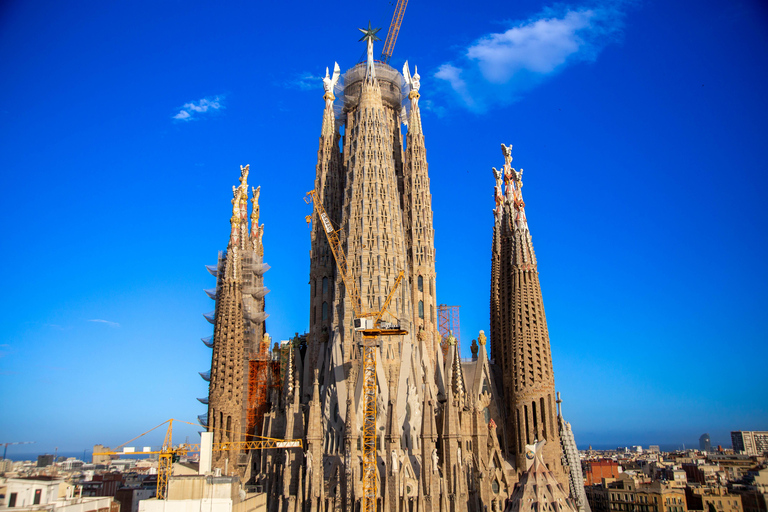 Wycieczka z przewodnikiem po Sagrada Familia i żeglarstwo w Barcelonie