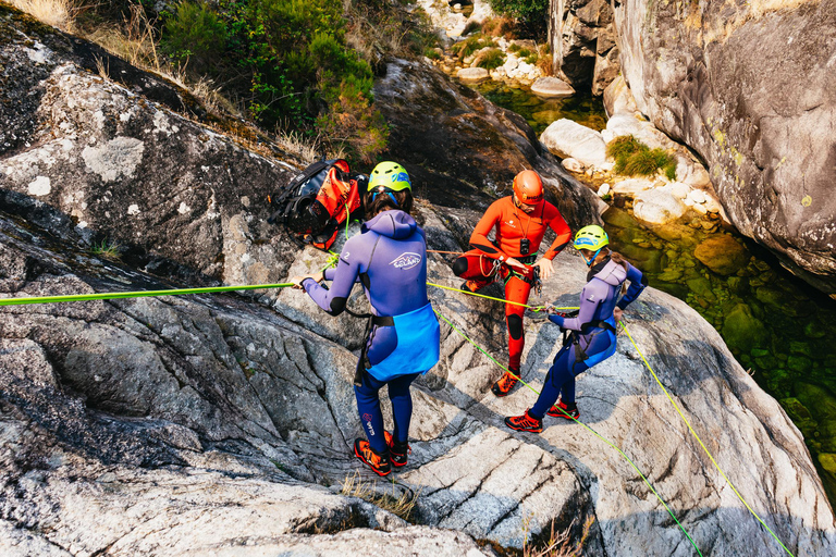 Do Porto: Viagem de Canyoning no Parque Nacional do Gerês