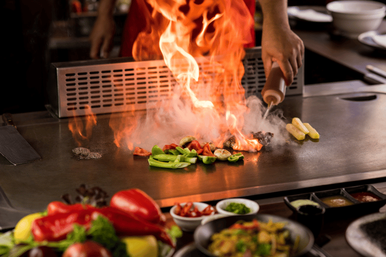 Reykjavík: Menu degustazione Teppanyaki di 7 portate con spettacolo del fuocoReykjavík: menu degustazione Teppanyaki da 7 portate con spettacolo di fuoco