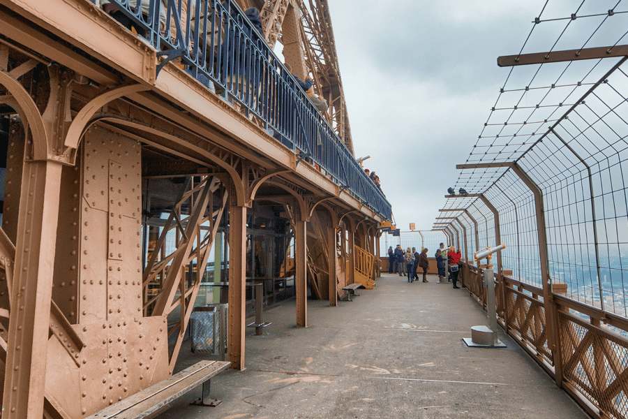 Paris: Eiffelturm-Tour zur Spitze, kleine Gruppe von max. 6 Personen. Foto: GetYourGuide