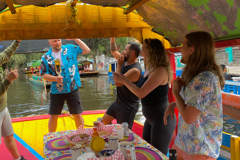 Ciudad de México: Fiesta en barco en Xochimilco con bebidas y aperitivos