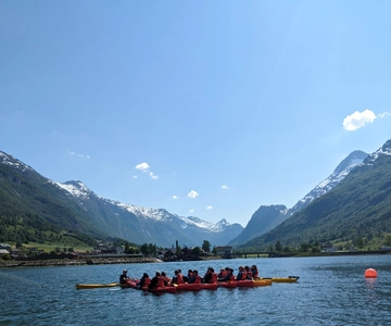 Olden: Guided beginner friendly fjord kayaking.Local company