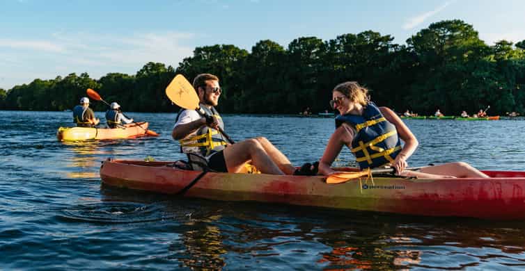 Austin: Sunset Bat Watching Kayak Tour photo 4