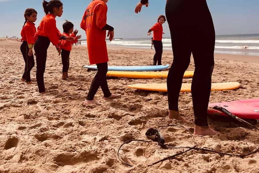 Surfkurs für Anfänger vor Caparica (Lissabon). Foto: GetYourGuide