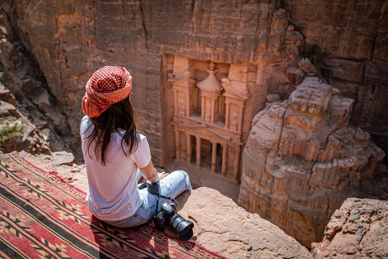 Transfert de l'aéroport ou d'Amman à Petra en berline intégraleTransfert de l'aéroport ou d'Amman à Petra en minibus complet 7pax