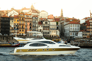 Porto: Luxury 7 Bridges Yacht Cruise with Wine & Snacks