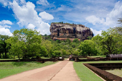 Desde Kandy Excursión en Tuk Tuk por las Rocas de Sigiriya y Pidurangala