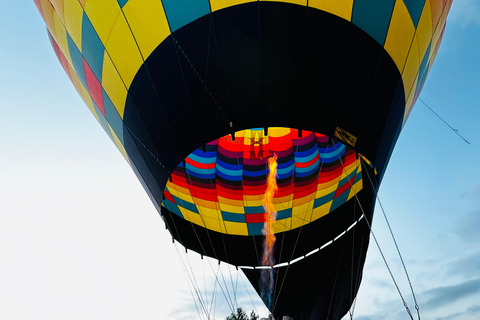 from MexicoCity:Balloon flight Over thepyramidsofTeotihuacanVuelo en globo aerostatico con traslado desde CDMX