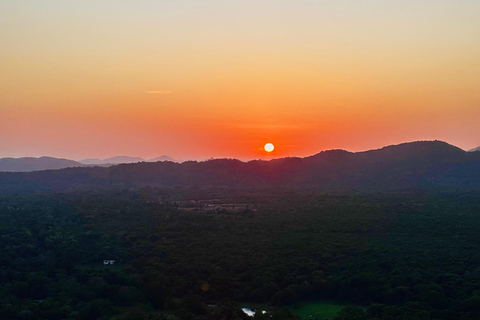 Sigiriya, Dambulla, 2 day tour with Minneriya safari