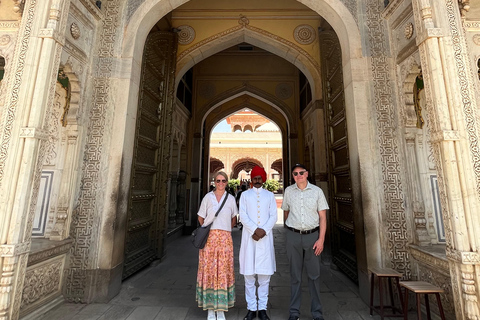 Delhi : excursion de 5 jours dans le Triangle d&#039;Or avec un guide germanophoneExcursion de 5 jours avec hébergement dans des hôtels 4 étoiles