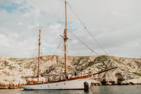 Marseille : Excursion à la voile dans les Calanques avec déjeuner et vinMarseille : excursion dans les calanques avec déjeuner et vin