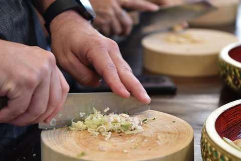 Bangkok: Praktyczne warsztaty gotowania tajskiego i wycieczka po targu w SathonBangkok: Praktyczne warsztaty gotowania tajskiej kuchni i wycieczka po targu w dzielnicy Sathon