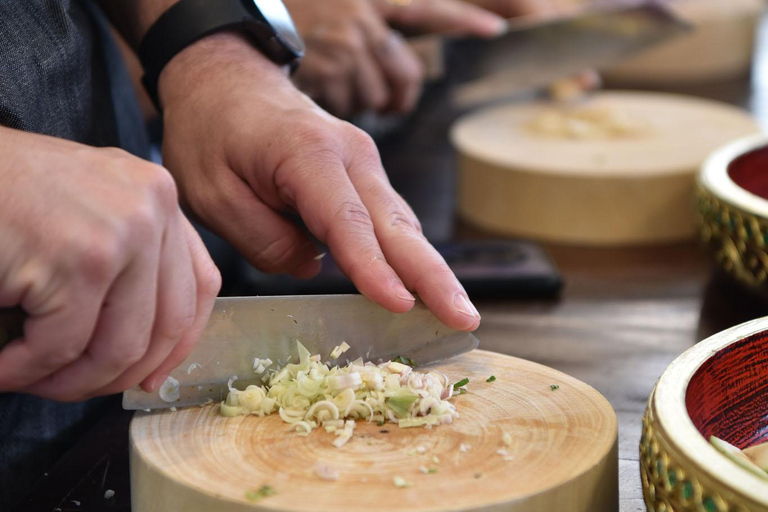 Bangkok: Praktyczne warsztaty gotowania tajskiego i wycieczka po targu w SathonBangkok: Praktyczne warsztaty gotowania tajskiej kuchni i wycieczka po targu w dzielnicy Sathon