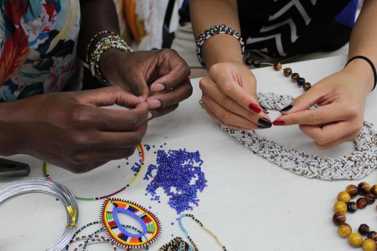 Magia de abalorios: Extravagancia de joyería hecha a mano en KigaliMagia de Abalorios: Extravagancia de Joyería Hecha a Mano en Kigali, Ruanda