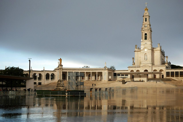 Private transfer from Porto to Lisbon (or vice versa) with up to 4 cultural stops Porto to Lisbon (or Lisbon to Porto) Private Tour with 2 Stops