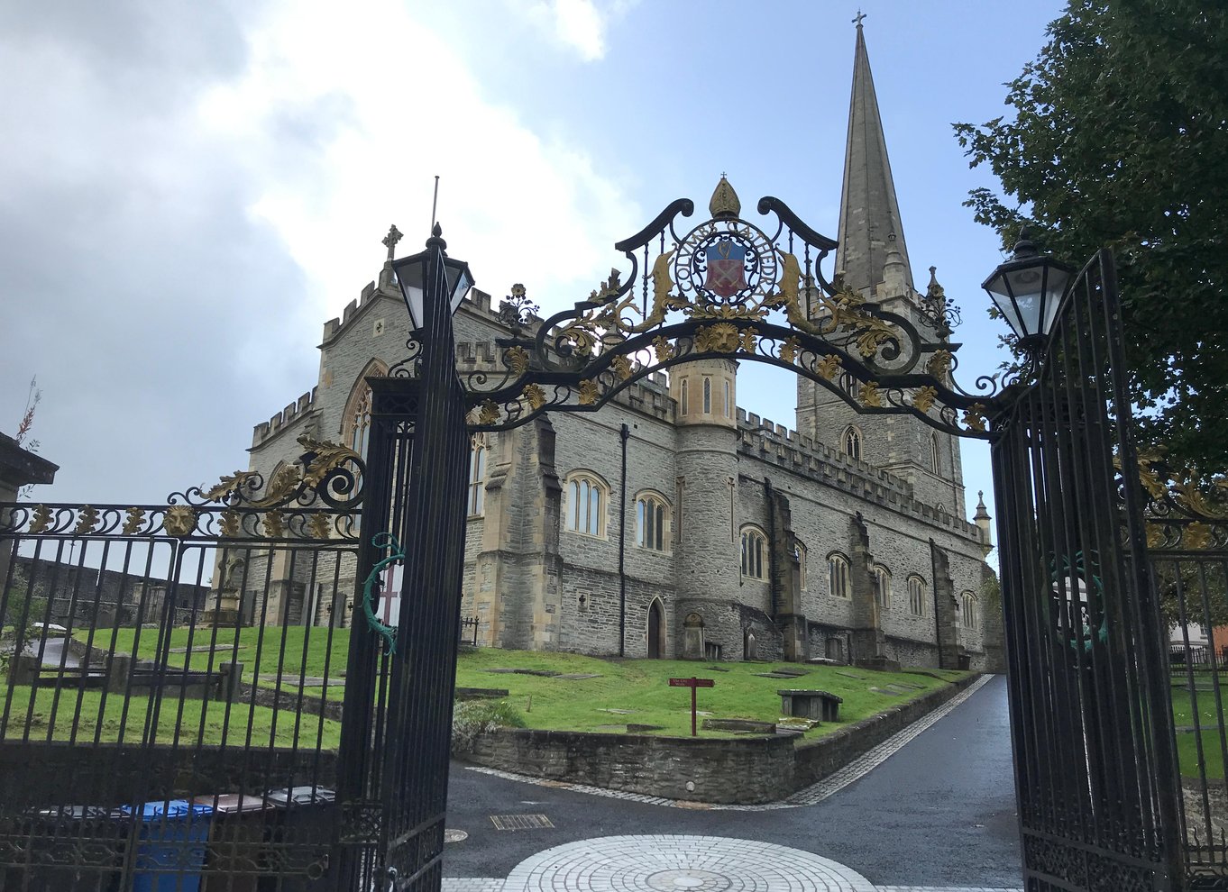 Komplet byrundvisning i Derry