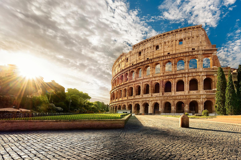 Rzym: Zwiedzanie Koloseum o zachodzie słońca z wejściemRzym: Colosseum Sunset Tour z biletem wstępu bez kolejki